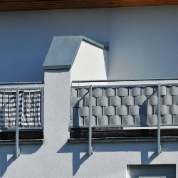 Нет сомнений, что балконные экраны из натуральных материалов со временем потеряют свою эстетику - даже если мы их сохраним